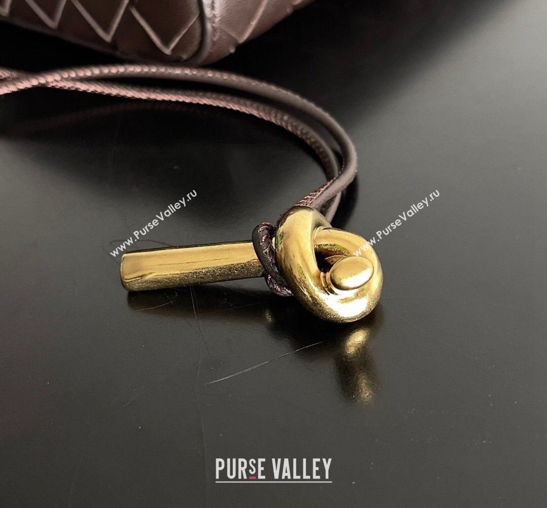 Bottega Veneta Long Clutch Andiamo With Handle Intrecciato leather bag FONDANT with metallic knot closure 2024 (misu-23122027)