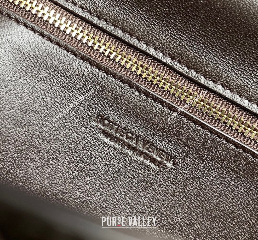 Bottega Veneta Long Clutch Andiamo With Handle Intrecciato leather bag FONDANT with metallic knot closure 2024 (misu-23122027)