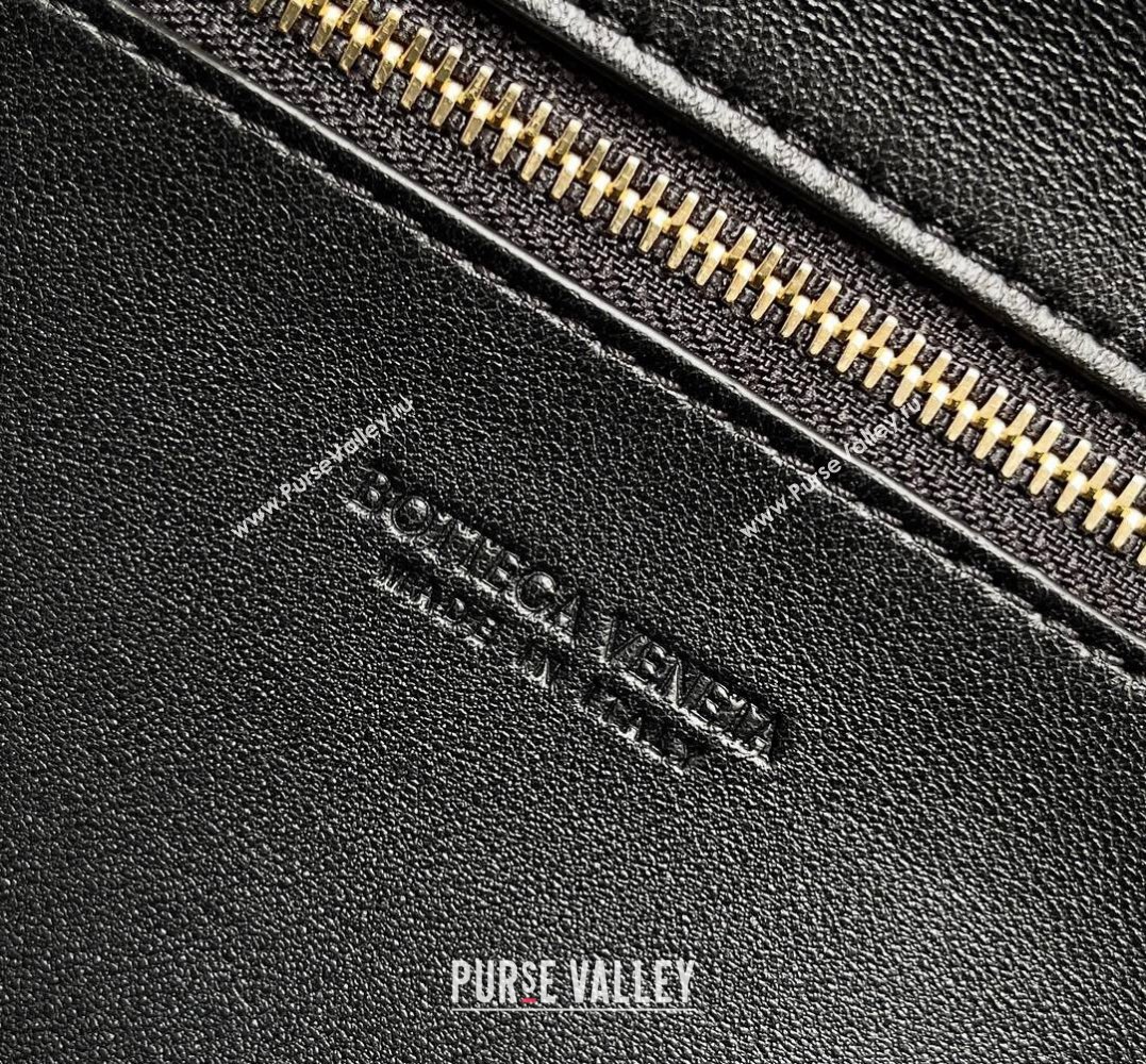 Bottega Veneta Long Clutch Andiamo With Handle Intrecciato leather bag Black with metallic knot closure 2024 (misu-23122028)