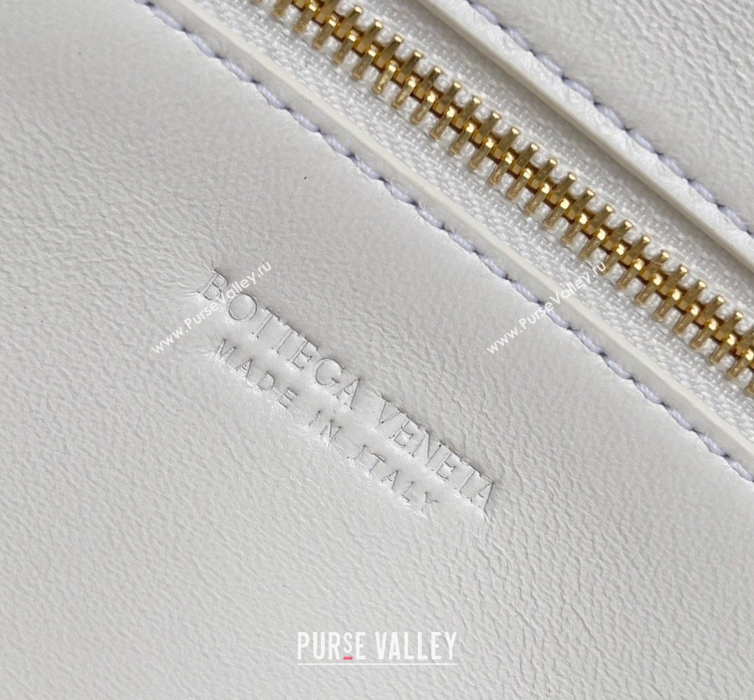 Bottega Veneta Long Clutch Andiamo With Handle Intrecciato leather bag White with metallic knot closure 2024 (misu-23122031)