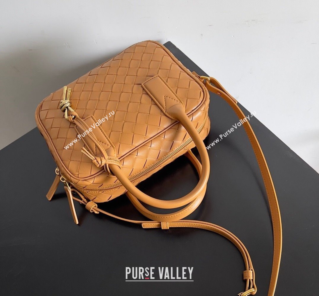 Bottega Veneta Small Getaway Intrecciato leather top handle bag with adjustable and detachable strap ALMOND 2024 (misu-23122026)