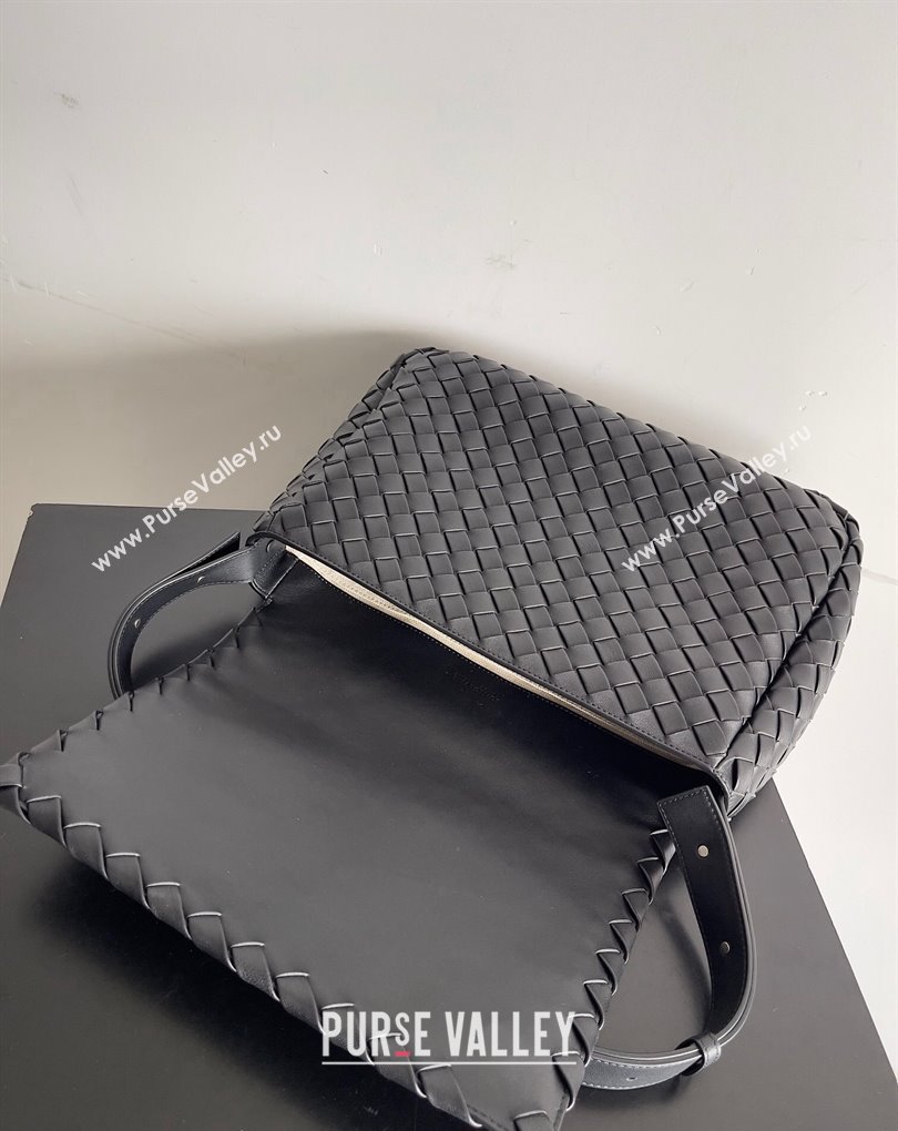 Bottega Veneta Large Cobble Shoulder Bag in padded Intreccio leather Black 2024 (misu-23122001)