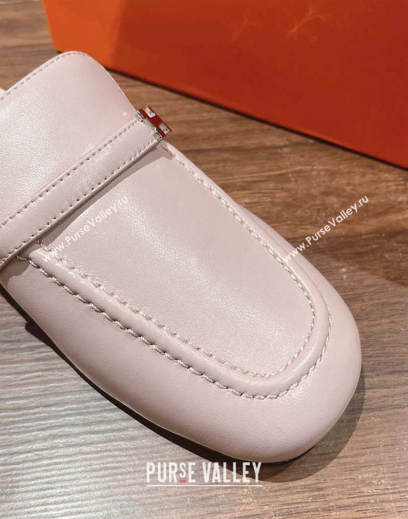 Hermes Groupie mules Light Pink in goatskin with palladium-plated Paris buckle (modeng-24011603)