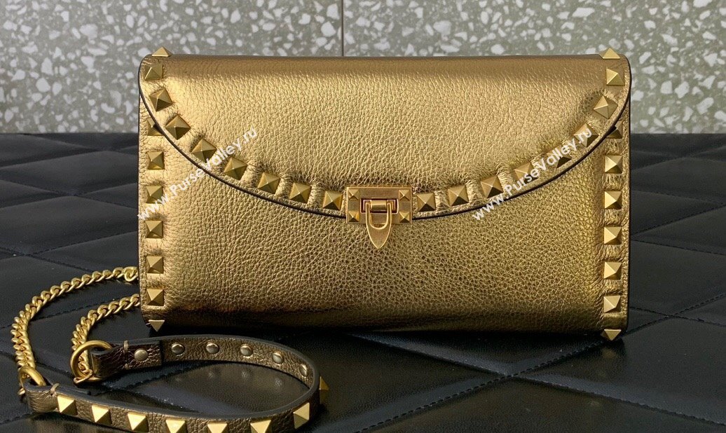 Valentino Rockstud Wallet With Chain in Grainy Calfskin Gold 2024 (liankafo-24020144)