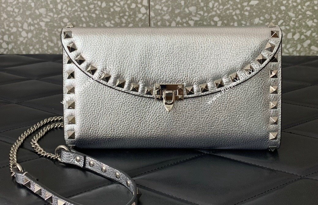 Valentino Rockstud Wallet With Chain in Grainy Calfskin Silver 2024 (liankafo-24020145)