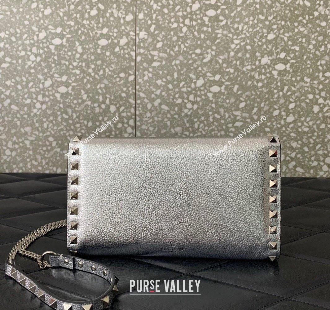 Valentino Rockstud Wallet With Chain in Grainy Calfskin Silver 2024 (liankafo-24020145)
