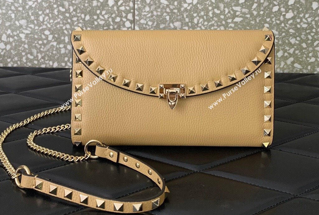 Valentino Rockstud Wallet With Chain in Grainy Calfskin Beige 2024 (liankafo-24020142)