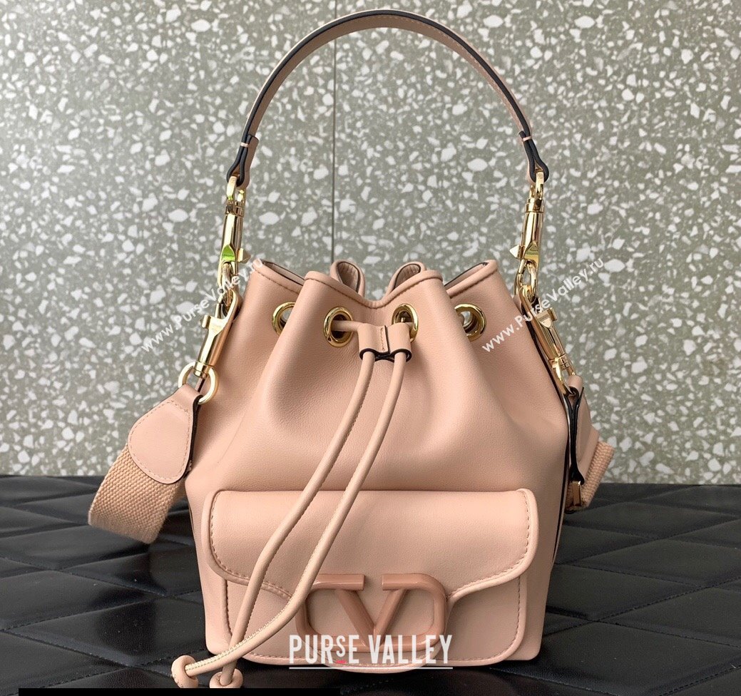 Valentino Locò Bucket Bag In Calfskin Leather Nude With Enamel Tone-On-Tone Vlogo Signature 2024 (liankafo-24020163)