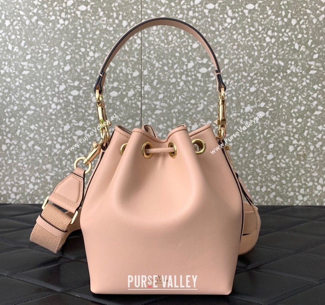 Valentino Locò Bucket Bag In Calfskin Leather Nude With Enamel Tone-On-Tone Vlogo Signature 2024 (liankafo-24020163)