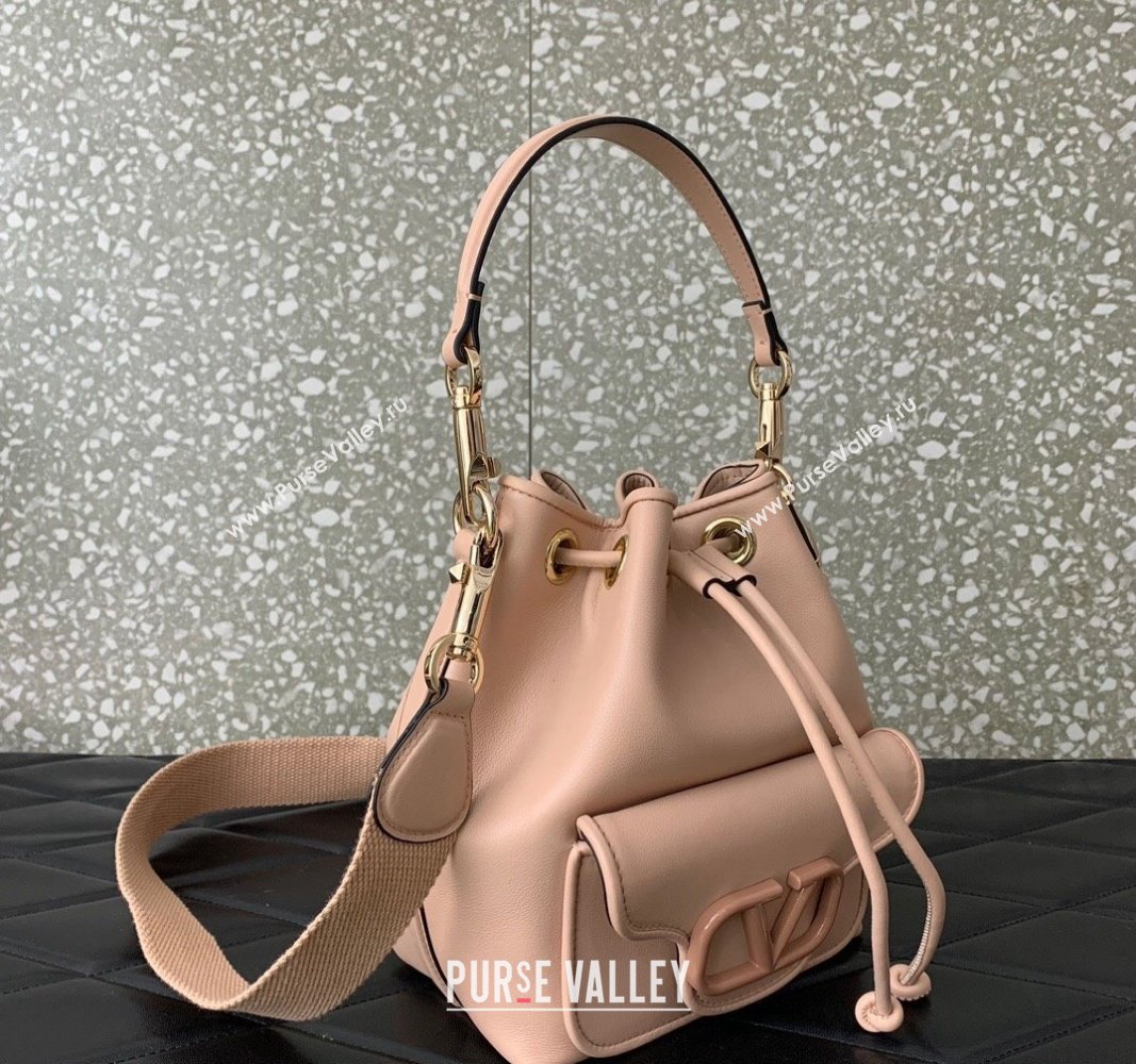 Valentino Locò Bucket Bag In Calfskin Leather Nude With Enamel Tone-On-Tone Vlogo Signature 2024 (liankafo-24020163)