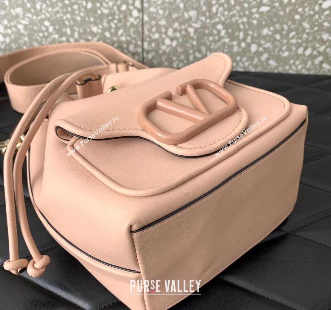 Valentino Locò Bucket Bag In Calfskin Leather Nude With Enamel Tone-On-Tone Vlogo Signature 2024 (liankafo-24020163)