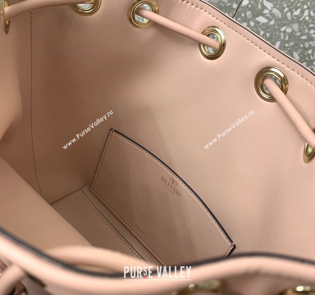 Valentino Locò Bucket Bag In Calfskin Leather Nude With Enamel Tone-On-Tone Vlogo Signature 2024 (liankafo-24020163)