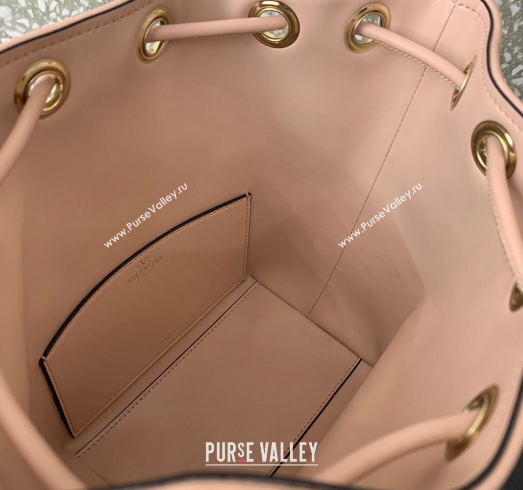 Valentino Locò Bucket Bag In Calfskin Leather Nude With Enamel Tone-On-Tone Vlogo Signature 2024 (liankafo-24020163)