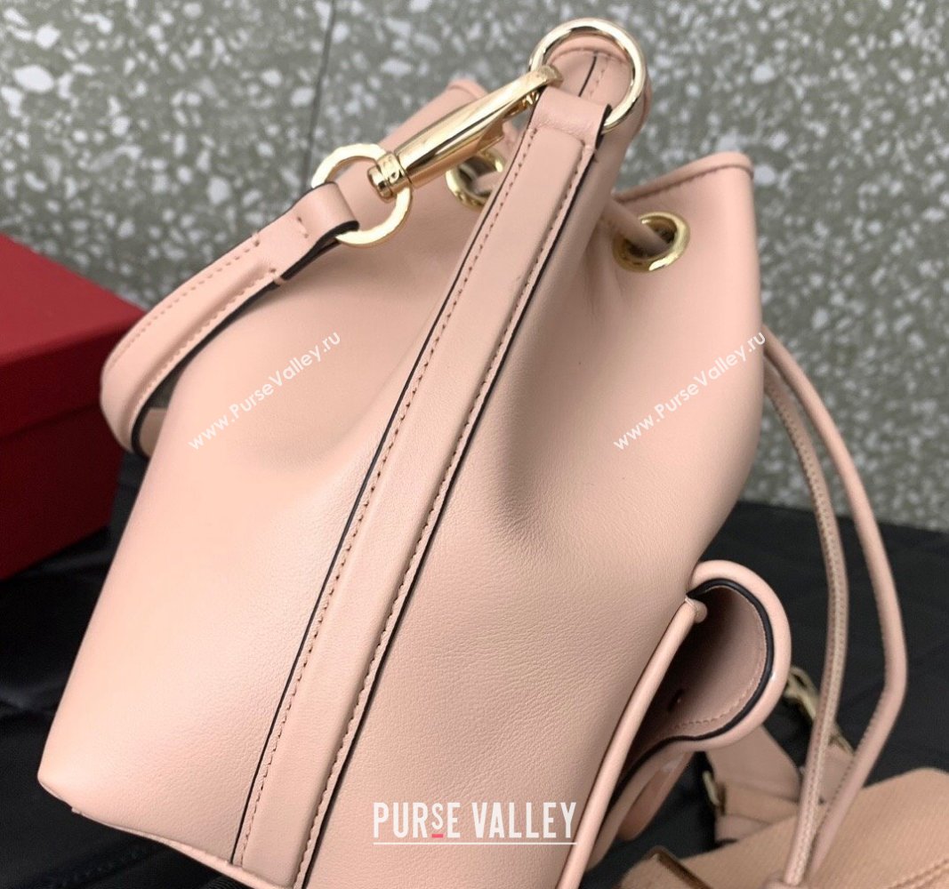 Valentino Locò Bucket Bag In Calfskin Leather Nude With Enamel Tone-On-Tone Vlogo Signature 2024 (liankafo-24020163)