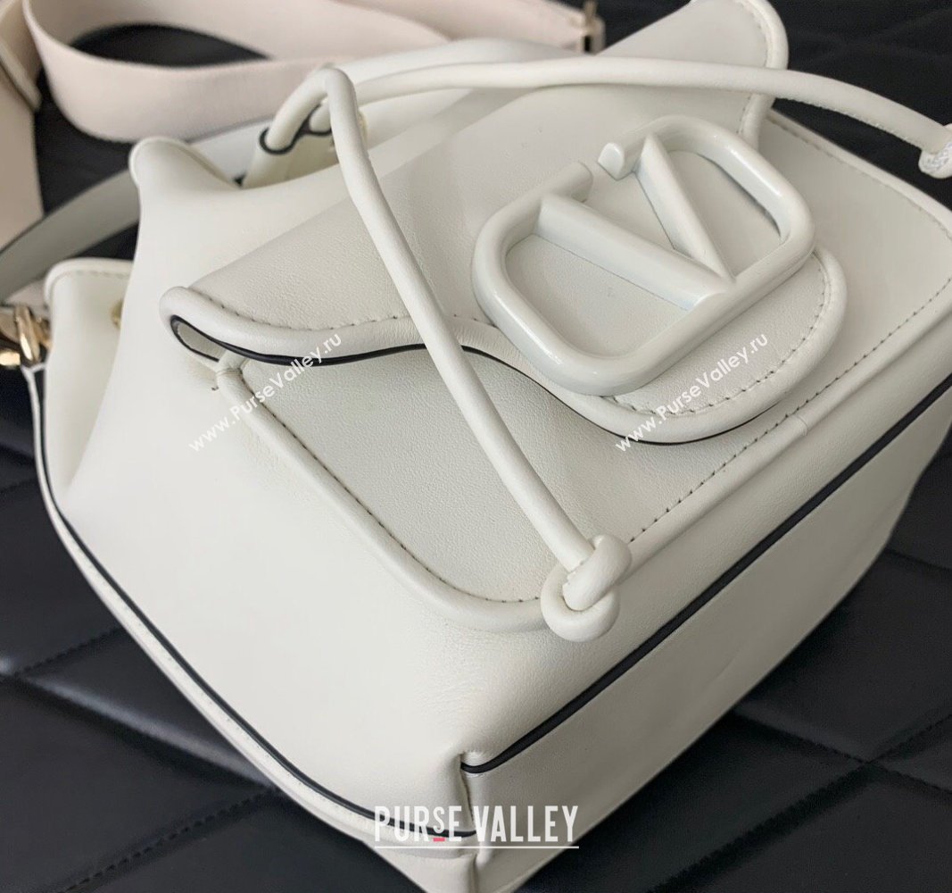 Valentino Locò Bucket Bag In Calfskin Leather White With Enamel Tone-On-Tone Vlogo Signature 2024 (liankafo-24020162)