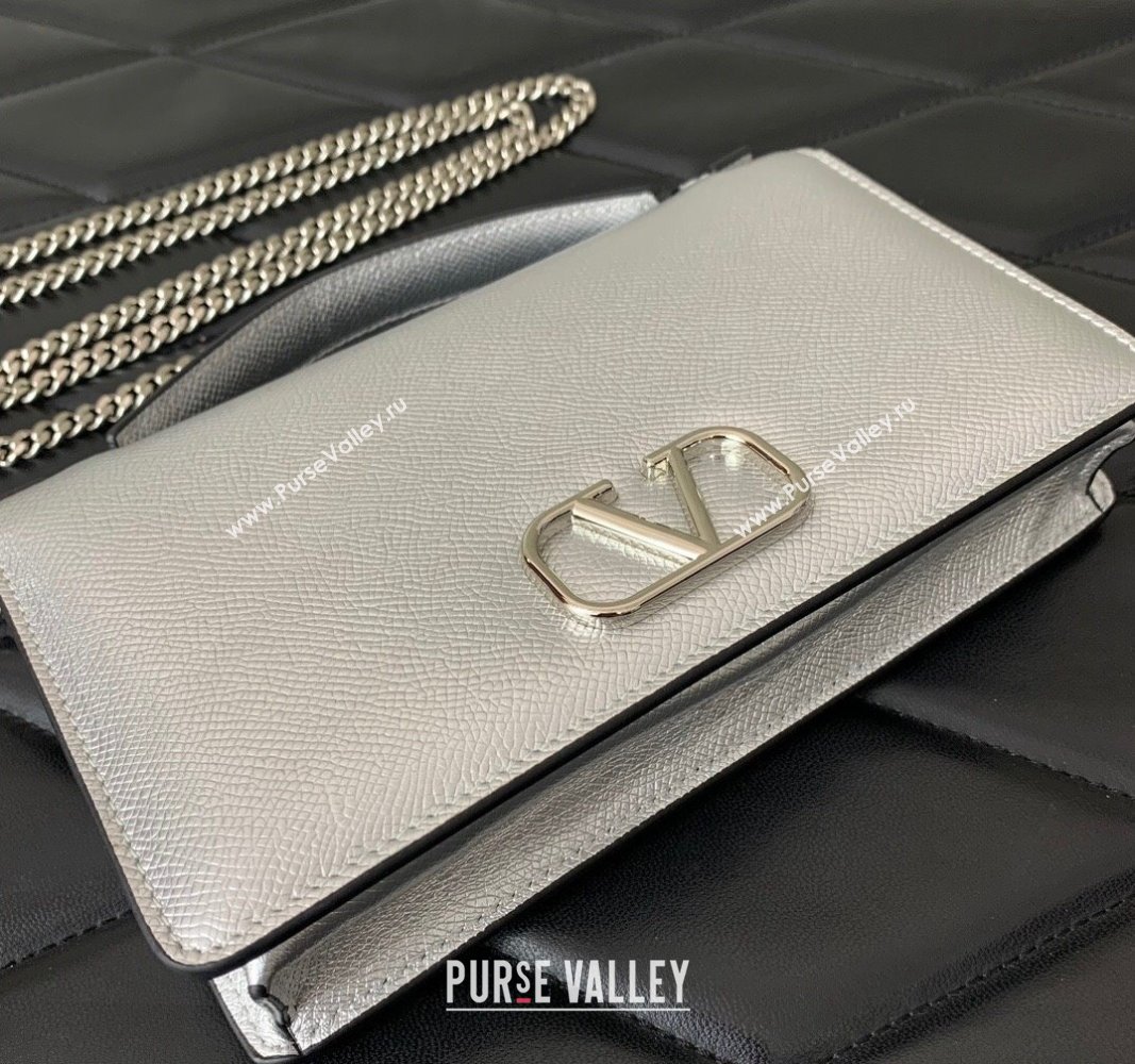 Valentino Vlogo Signature Wallet With Chain in Grainy Calfskin Silver 2024 (liankafo-24020127)