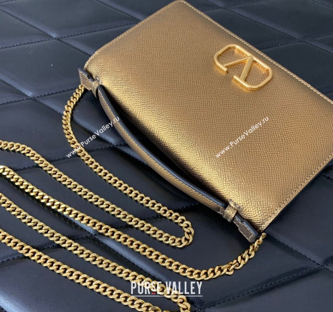 Valentino Vlogo Signature Wallet With Chain in Grainy Calfskin Gold 2024 (liankafo-24020126)