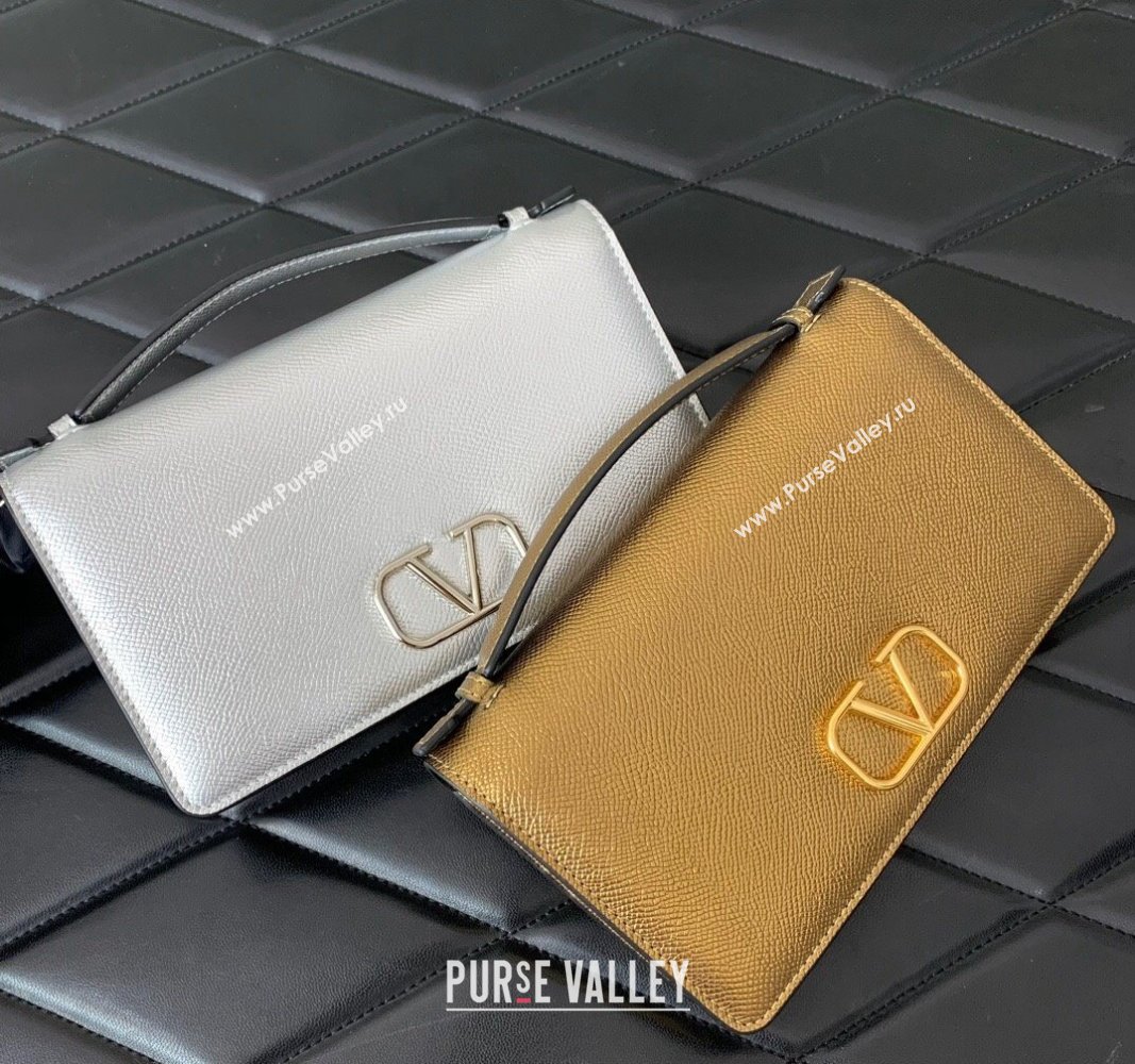 Valentino Vlogo Signature Wallet With Chain in Grainy Calfskin Gold 2024 (liankafo-24020126)