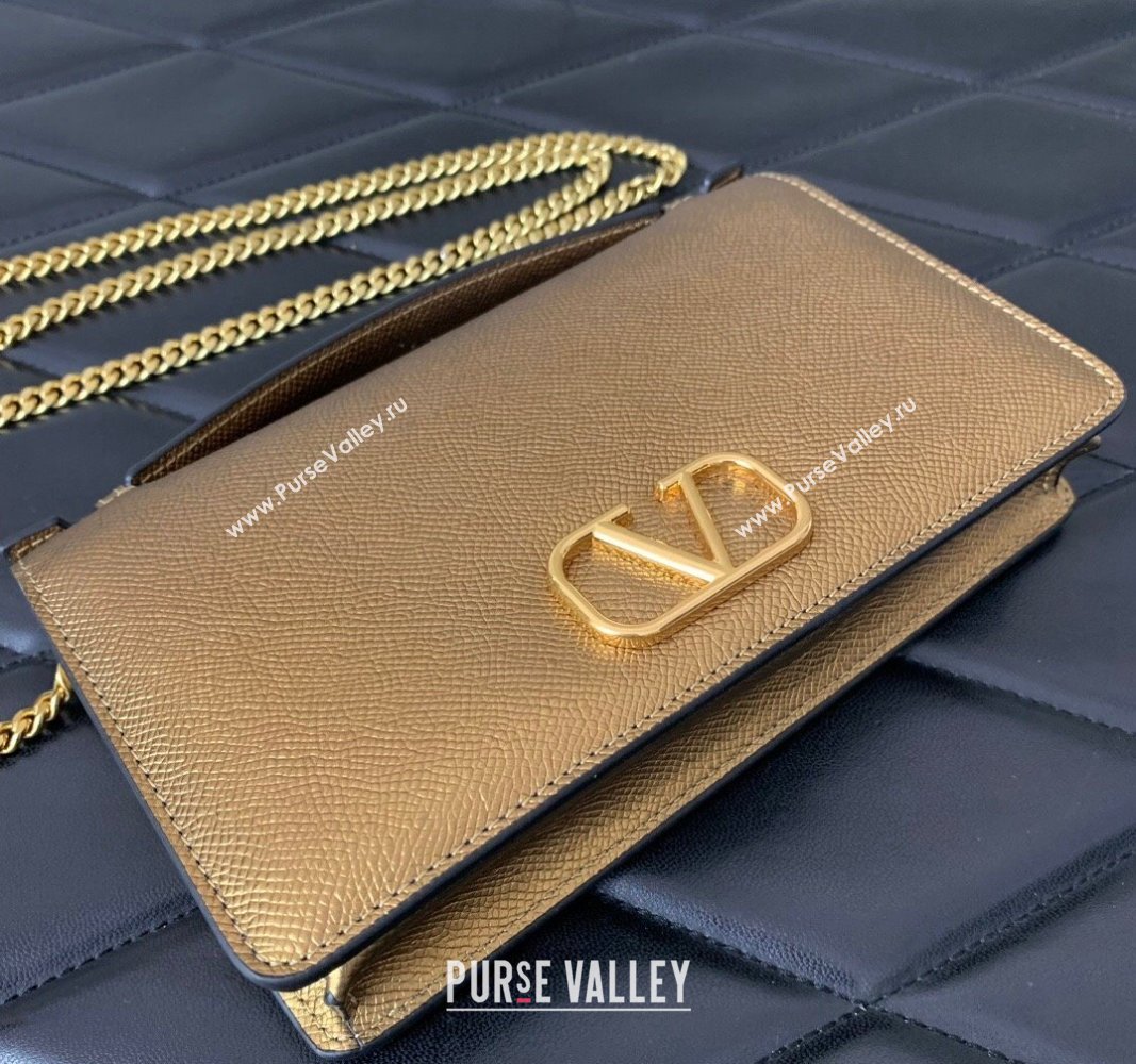 Valentino Vlogo Signature Wallet With Chain in Grainy Calfskin Gold 2024 (liankafo-24020126)