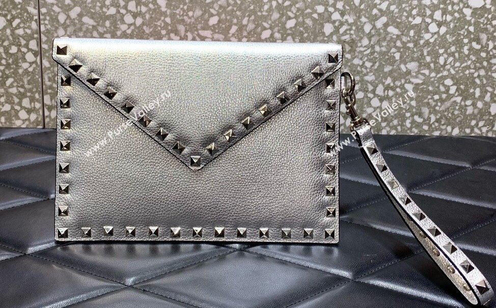 Valentino Rockstud Pouch Clutch Bag in Grainy Calfskin Silver 2024 (liankafo-24020133)