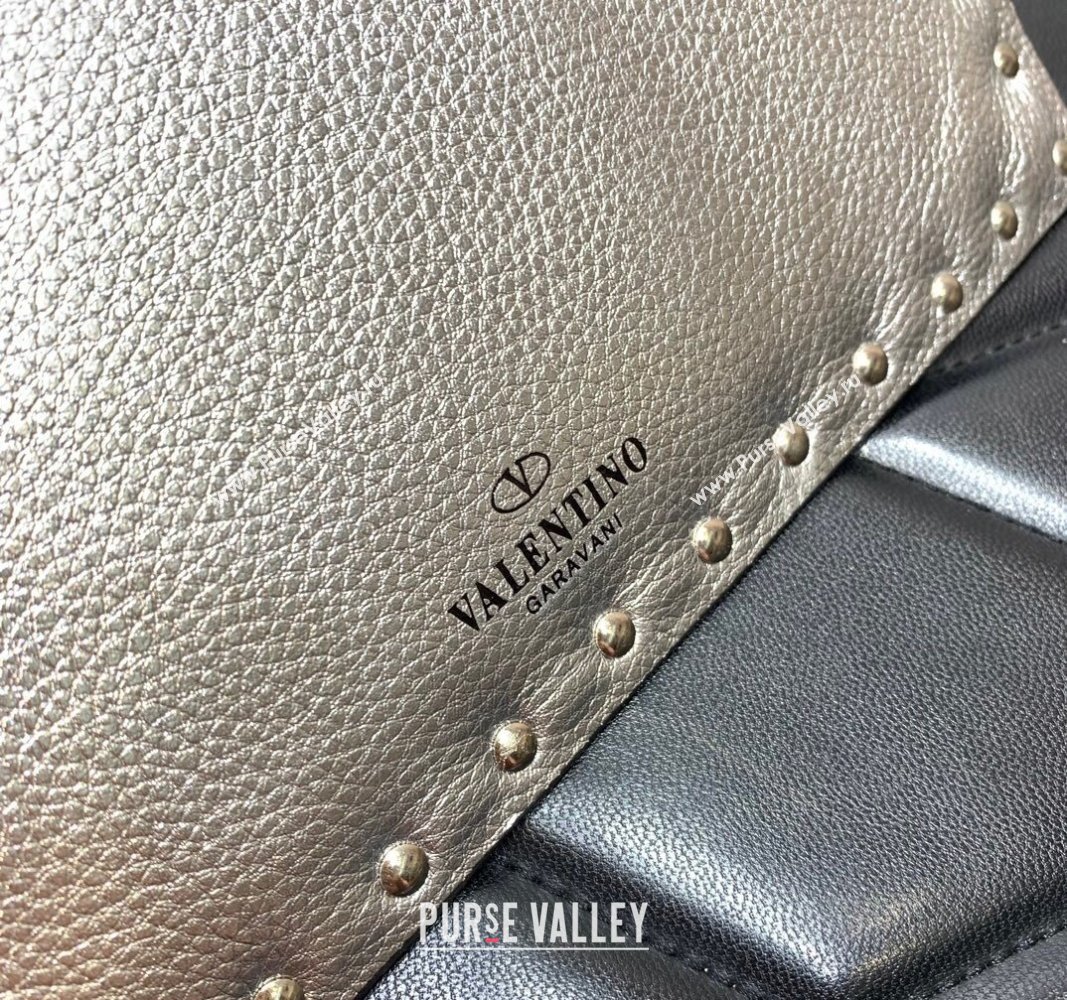 Valentino Rockstud Pouch Clutch Bag in Grainy Calfskin Silver 2024 (liankafo-24020133)