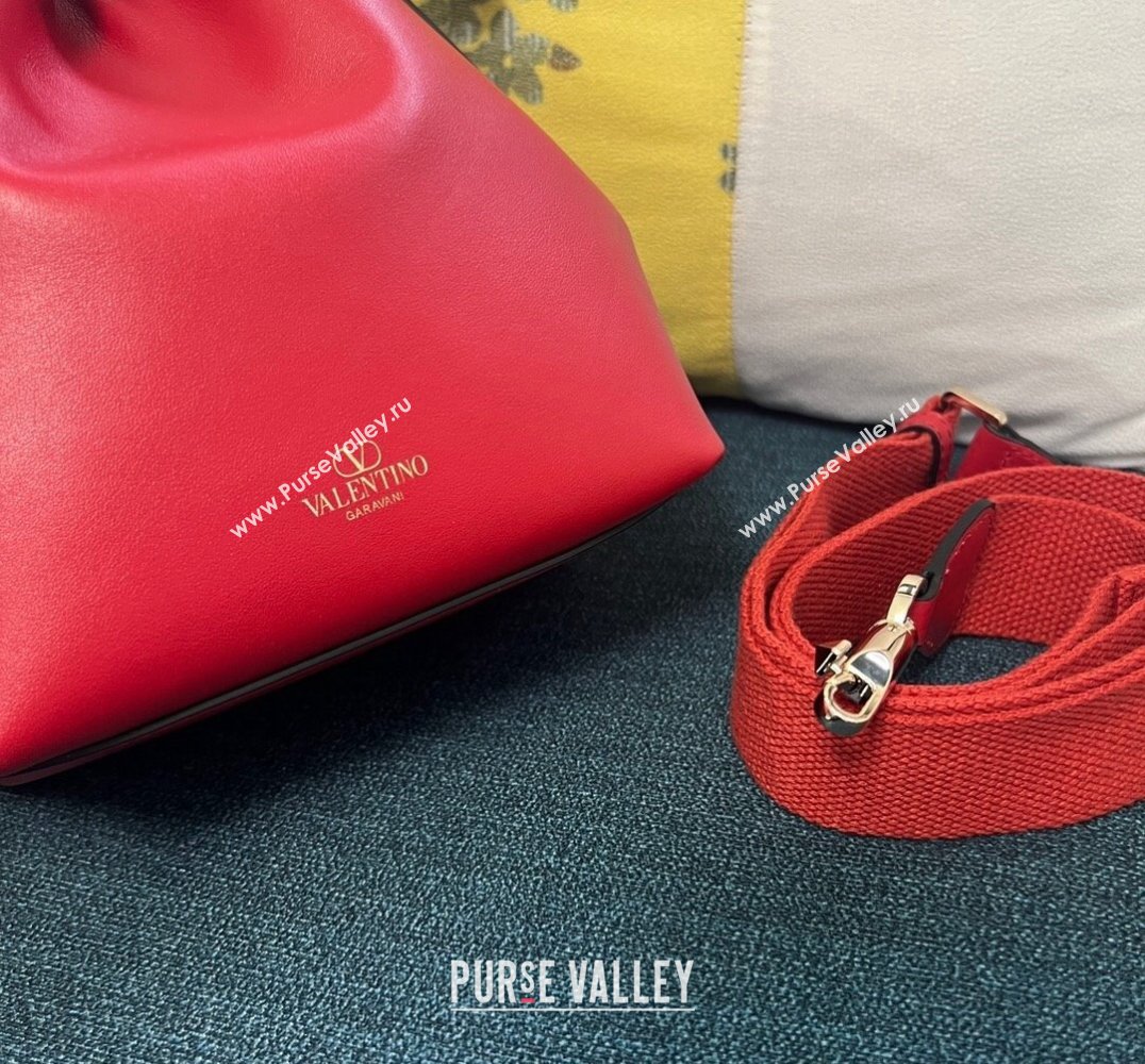 Valentino Locò Bucket Bag In Calfskin Leather Red With Enamel Tone-On-Tone Vlogo Signature 2024 (xinyidai-24020164)