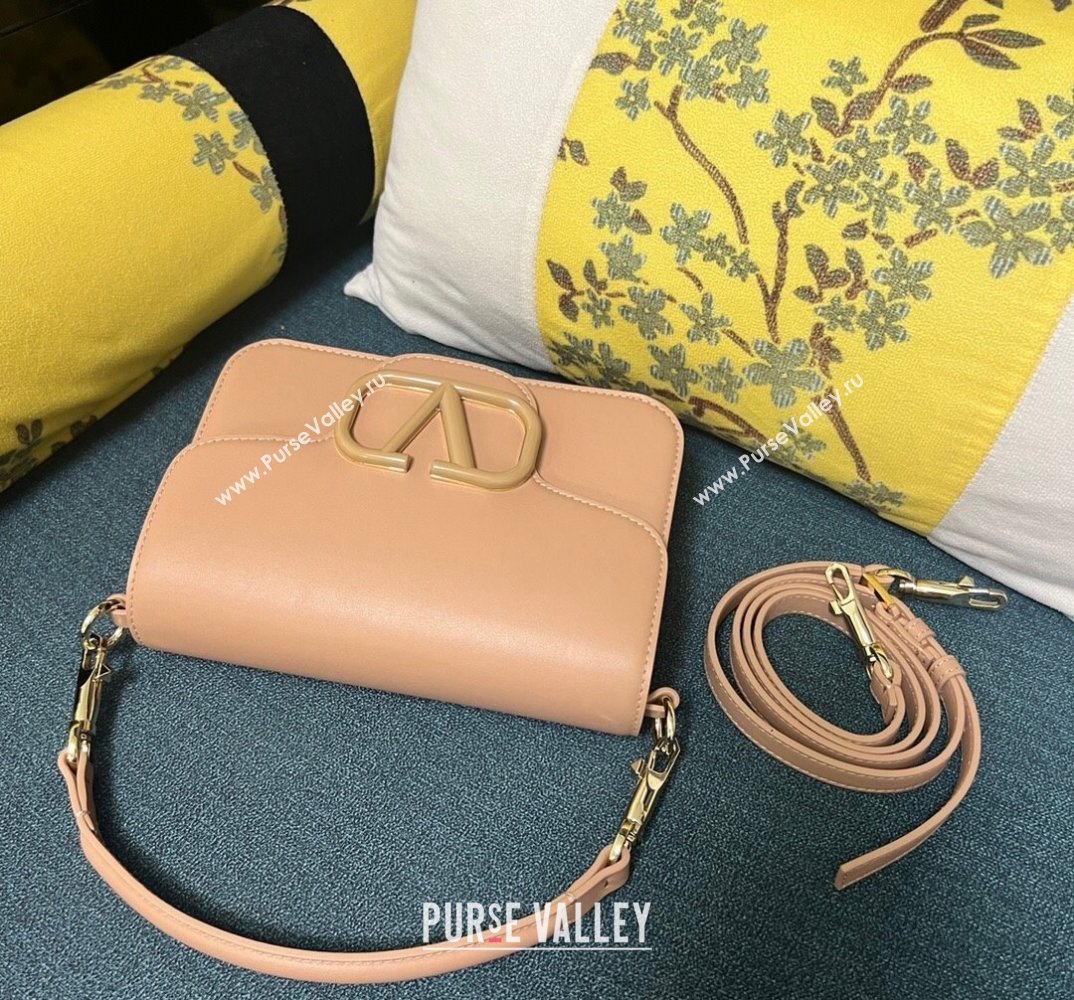 Valentino Small Locò Shoulder Bag In Calfskin Leather Nude With Enamel Tone-On-Tone Vlogo Signature 2024 (xinyidai-24020211)