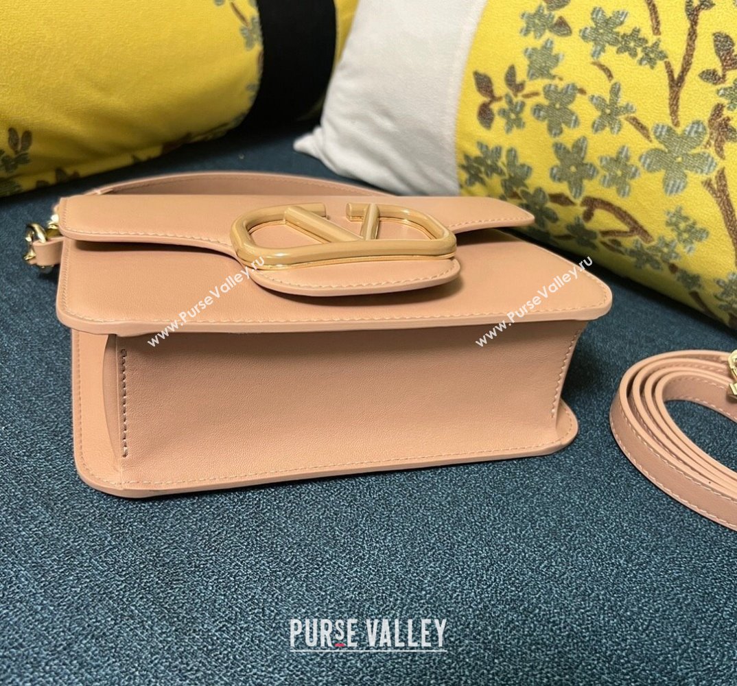 Valentino Small Locò Shoulder Bag In Calfskin Leather Nude With Enamel Tone-On-Tone Vlogo Signature 2024 (xinyidai-24020211)