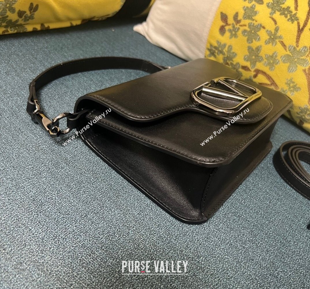 Valentino Small Locò Shoulder Bag In Calfskin Leather Black With Enamel Tone-On-Tone Vlogo Signature 2024 (xinyidai-24020209)