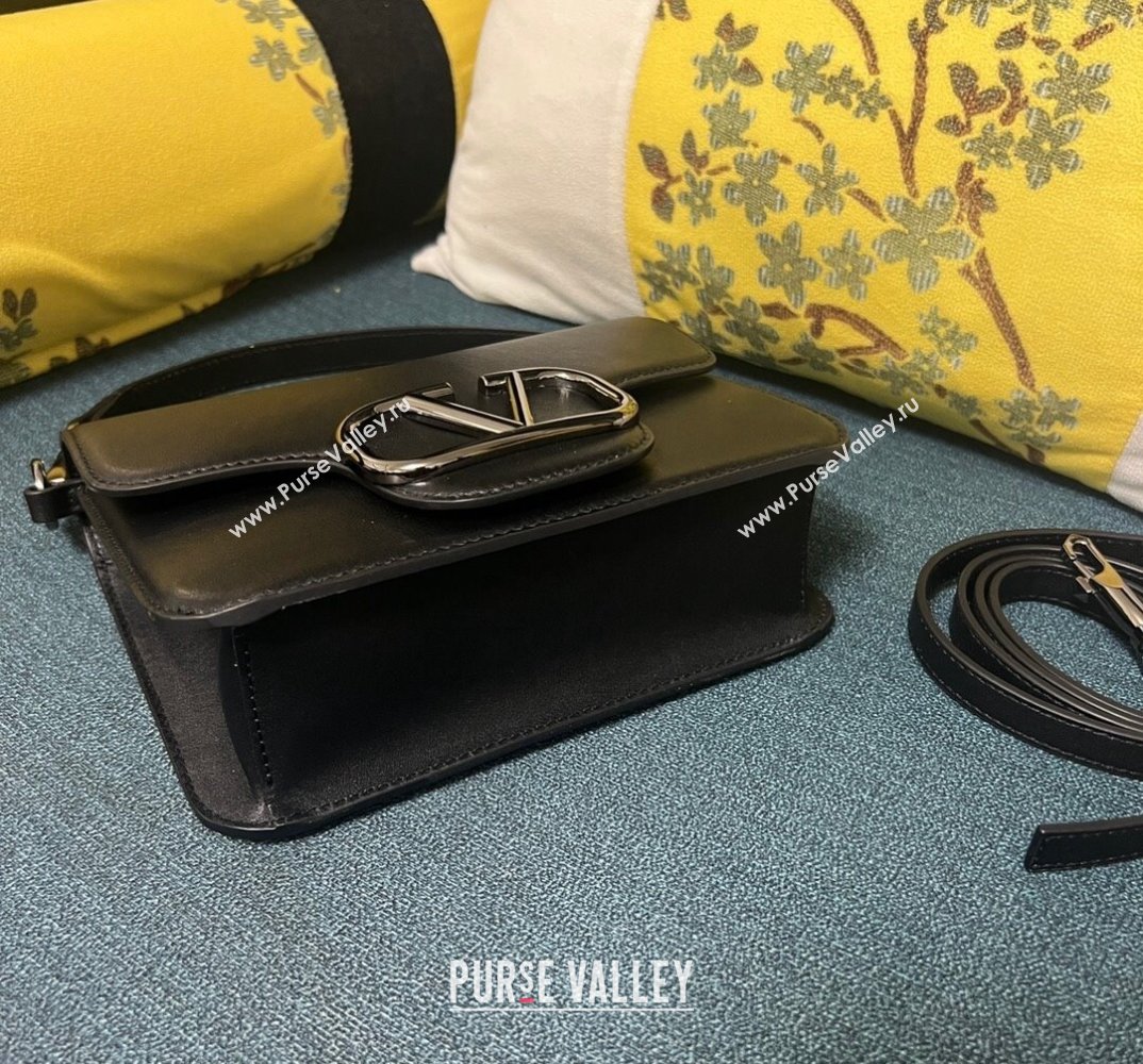 Valentino Small Locò Shoulder Bag In Calfskin Leather Black With Enamel Tone-On-Tone Vlogo Signature 2024 (xinyidai-24020209)