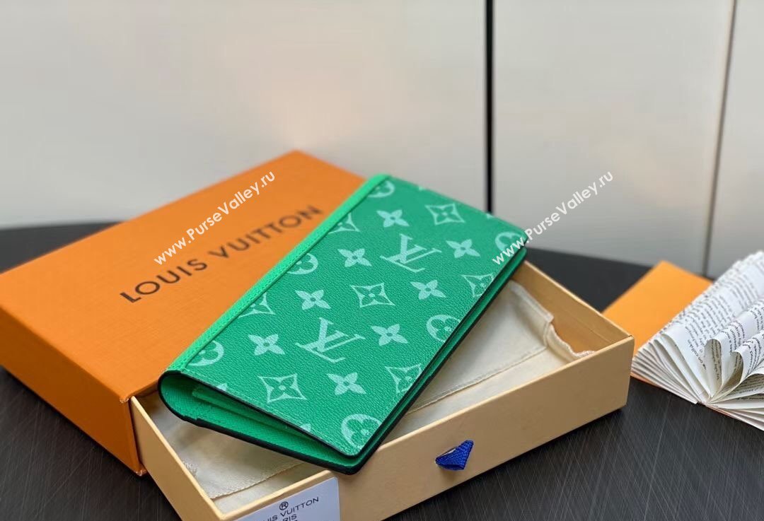 Louis Vuitton Taiga cowhide leather and Monogram canvas Brazza Wallet Green 2024 (kiki-24021807)