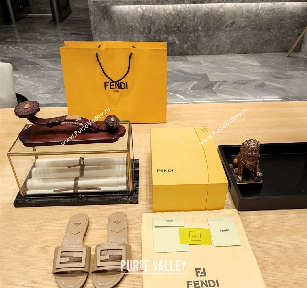 Fendi Baguette leather slides Beige 2024 (modeng-24032051)