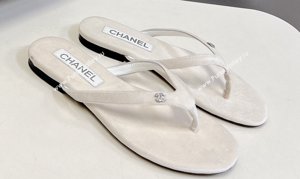 Chanel Crystal CC Logo Thong Sandals Velvet White 2024 (modeng-24031149)