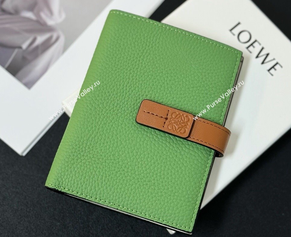 Loewe Medium vertical wallet in soft grained calfskin Green (hongyun-24032022)