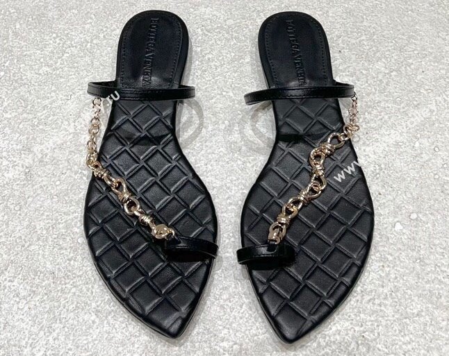 Bottega Veneta Leaf Flat Thong Sandals Black with signature knot chain embellishment 2024 (modeng-24032673)