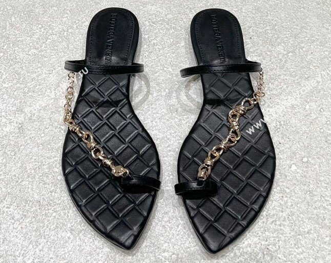 Bottega Veneta Leaf Flat Thong Sandals Black with signature knot chain embellishment 2024 (modeng-24032673)