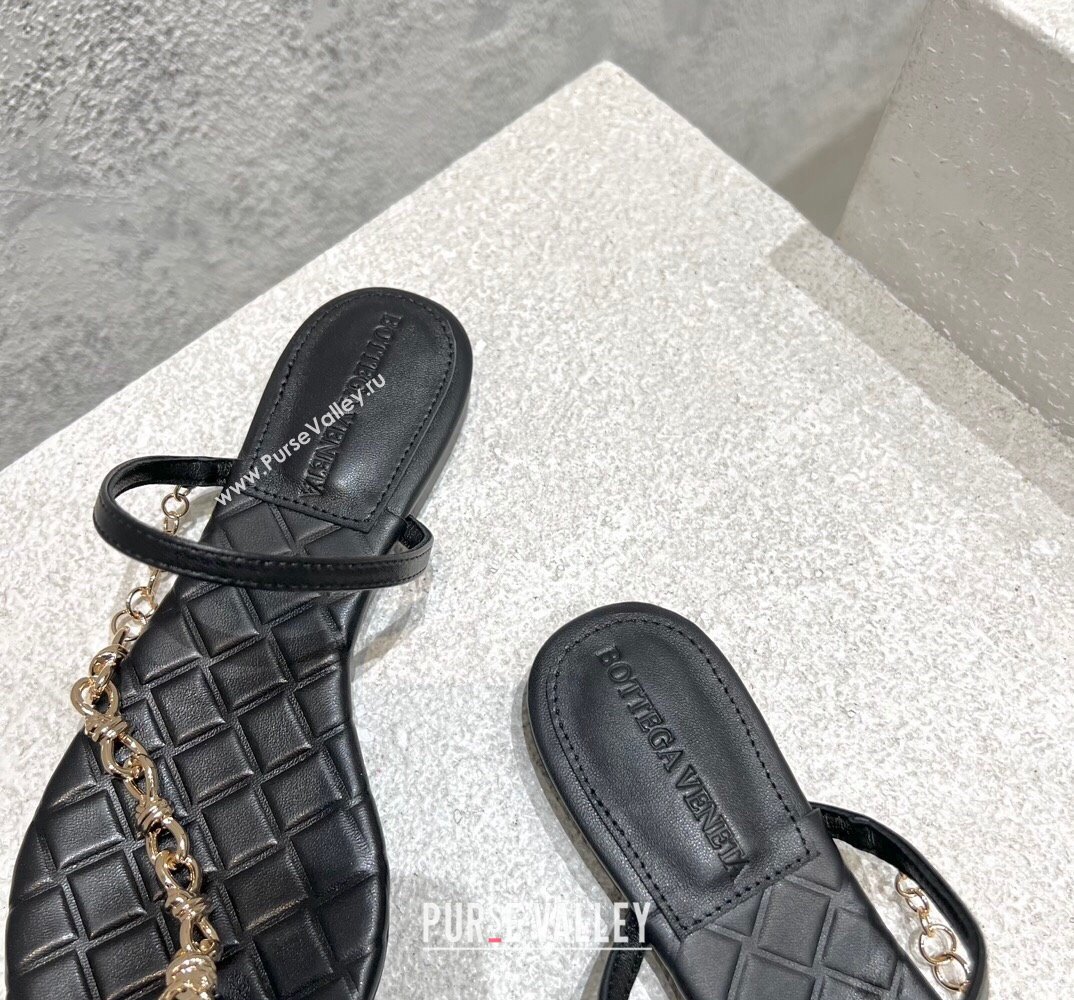 Bottega Veneta Leaf Flat Thong Sandals Black with signature knot chain embellishment 2024 (modeng-24032673)