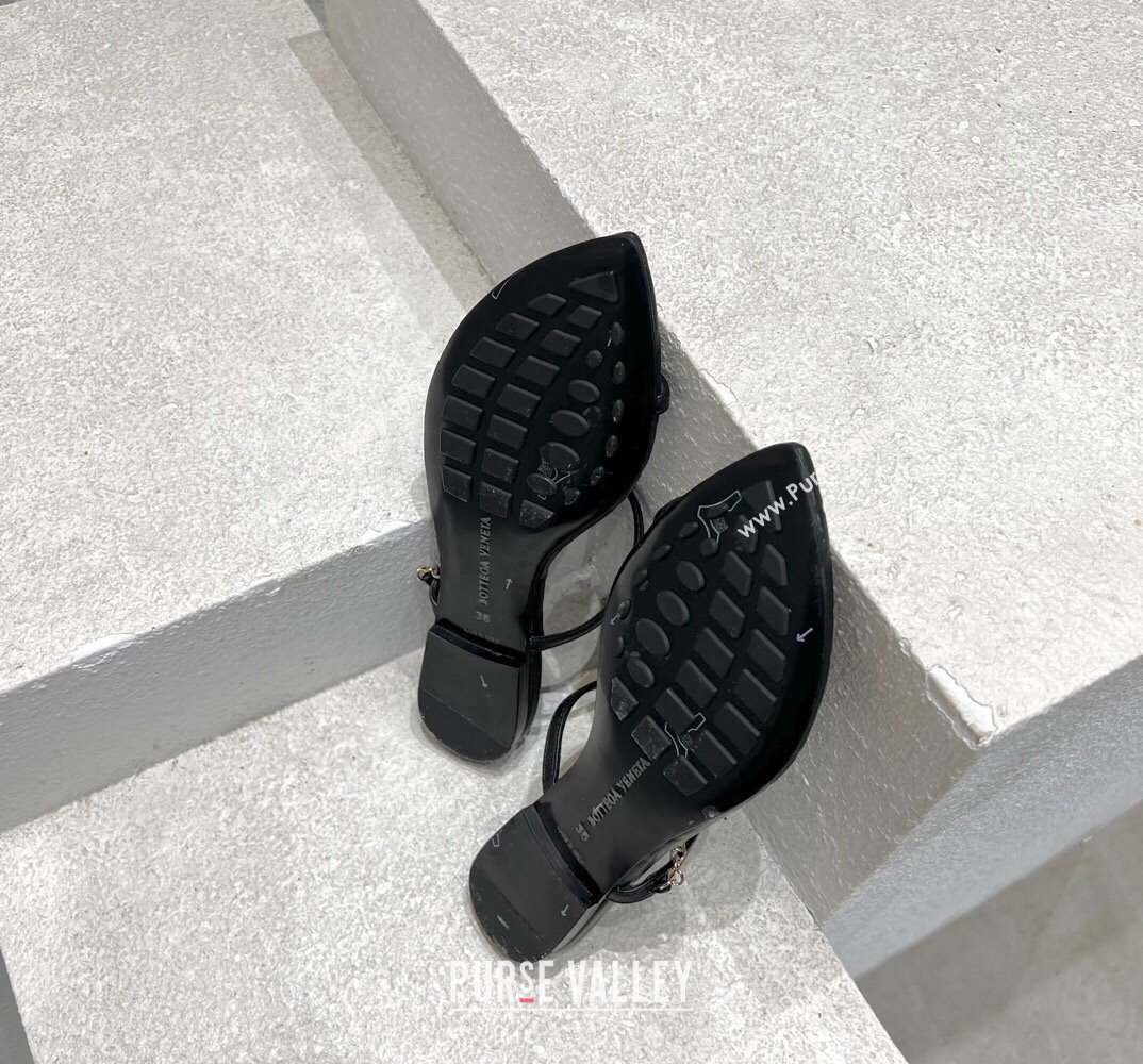 Bottega Veneta Leaf Flat Thong Sandals Black with signature knot chain embellishment 2024 (modeng-24032673)