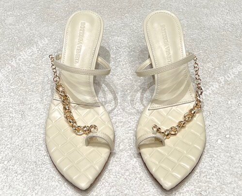 Bottega Veneta Heel 6.5cm Leaf Thong Sandals Creamy with signature knot chain embellishment 2024 (modeng-24032672)