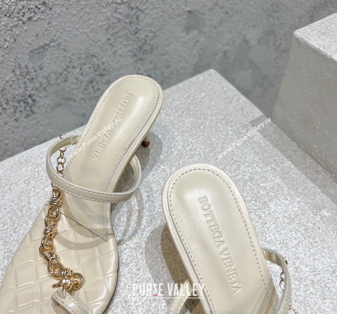 Bottega Veneta Heel 6.5cm Leaf Thong Sandals Creamy with signature knot chain embellishment 2024 (modeng-24032672)