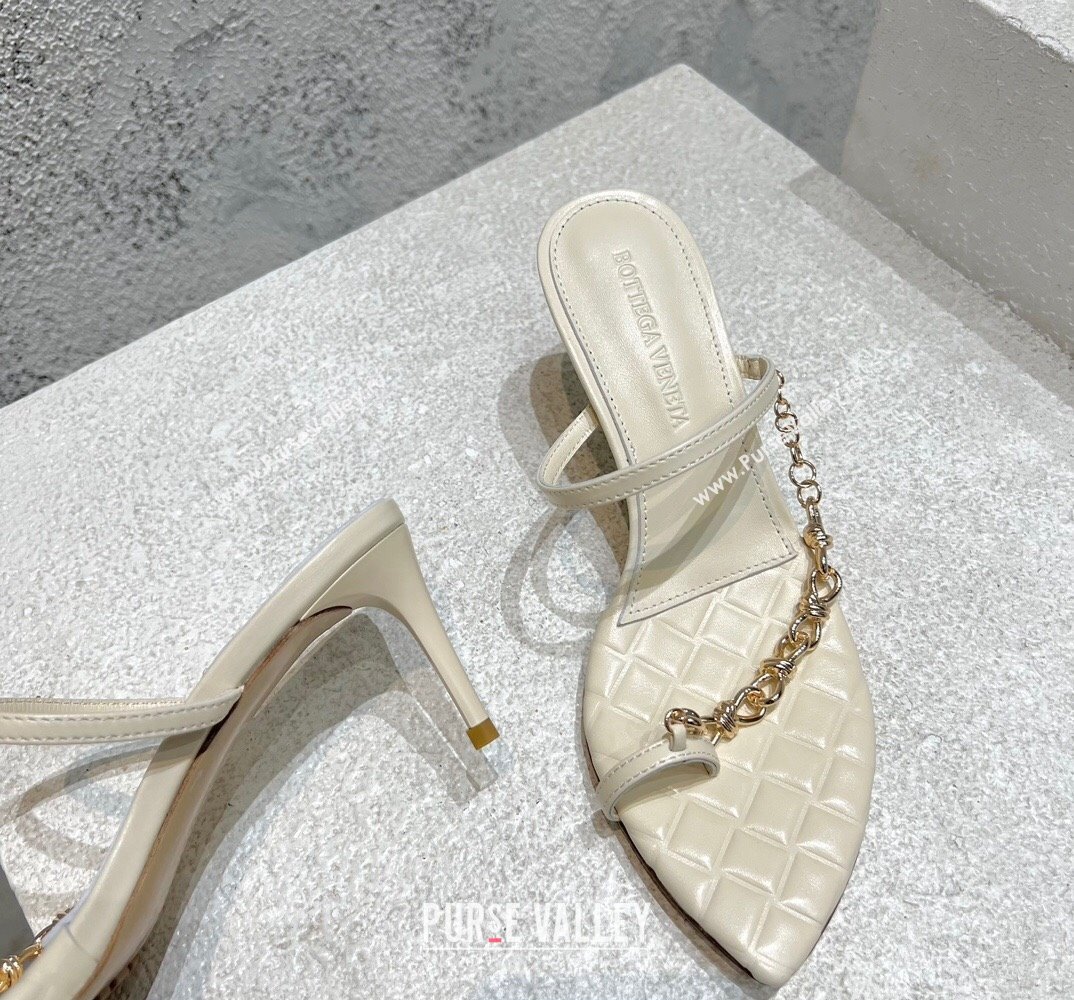 Bottega Veneta Heel 6.5cm Leaf Thong Sandals Creamy with signature knot chain embellishment 2024 (modeng-24032672)