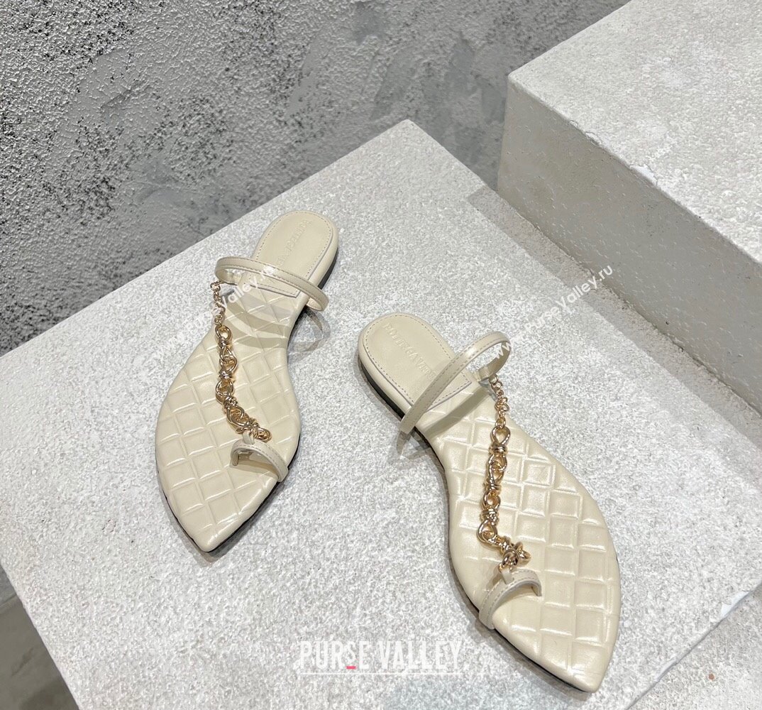 Bottega Veneta Leaf Flat Thong Sandals Creamy with signature knot chain embellishment 2024 (modeng-24032674)