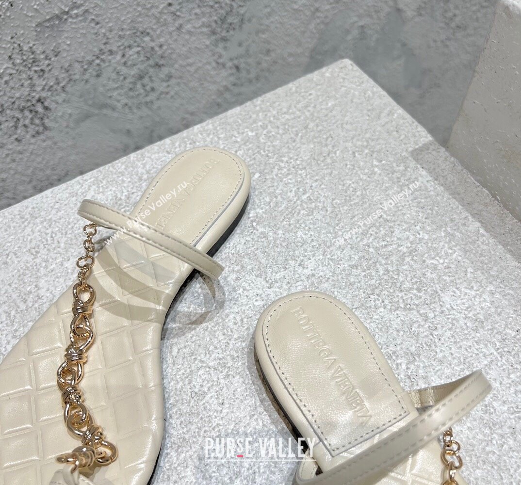 Bottega Veneta Leaf Flat Thong Sandals Creamy with signature knot chain embellishment 2024 (modeng-24032674)