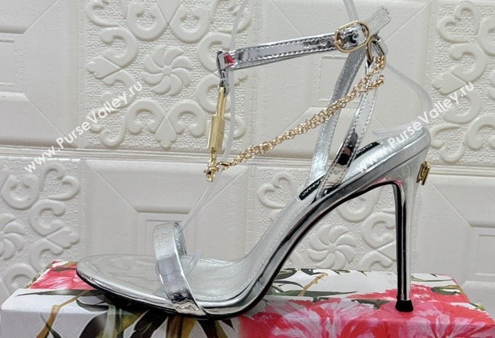 Dolce Gabbana Heel 10.5cm Patent leather sandals Silver with chain and charm 2024 (modeng-24032911)