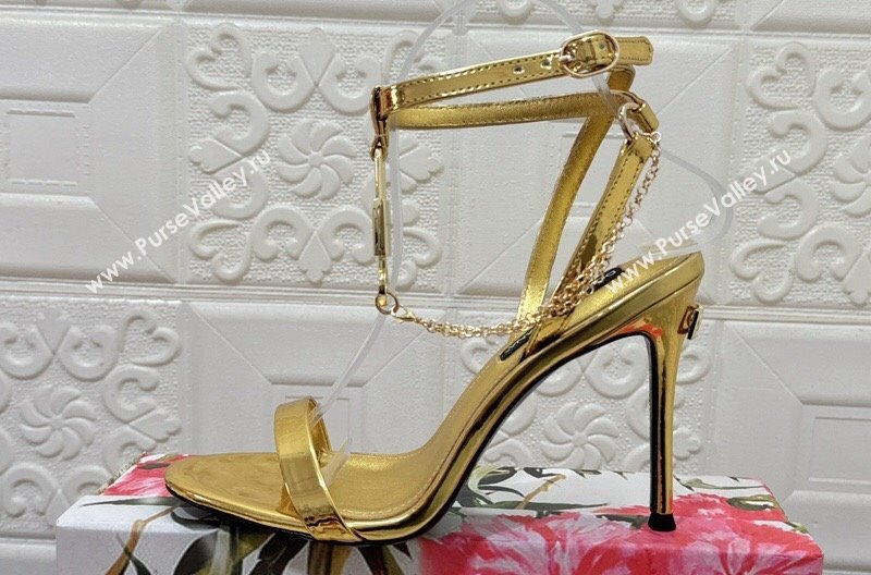 Dolce Gabbana Heel 10.5cm Patent leather sandals Gold with chain and charm 2024 (modeng-24032910)