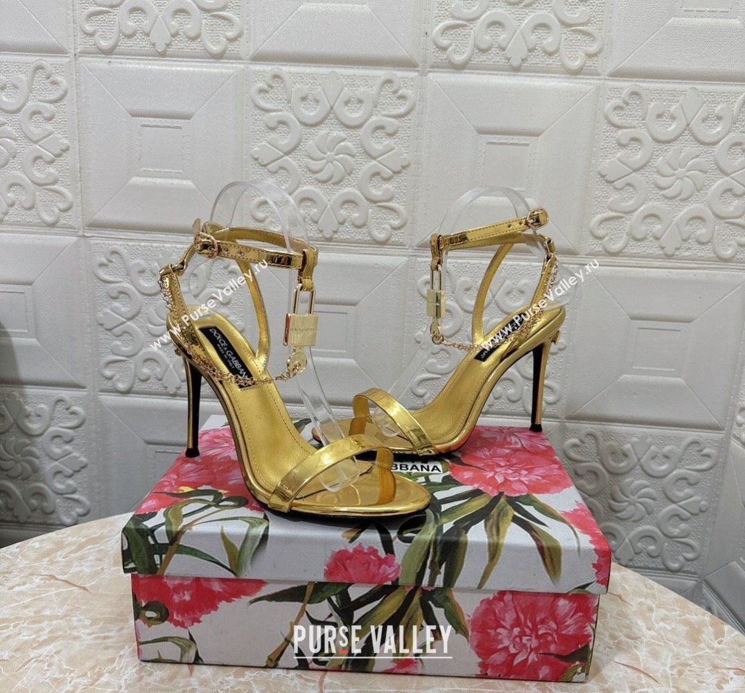 Dolce Gabbana Heel 10.5cm Patent leather sandals Gold with chain and charm 2024 (modeng-24032910)