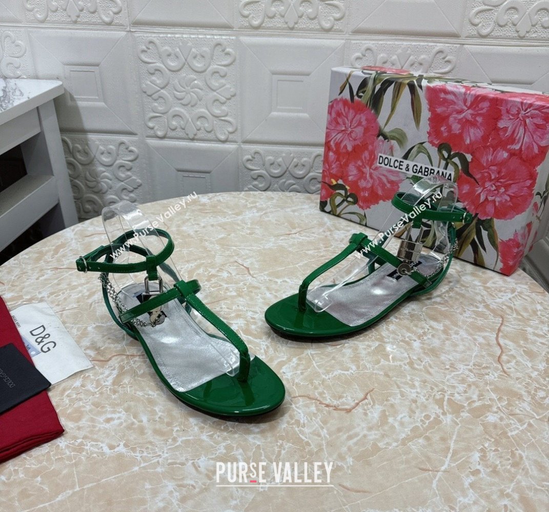 Dolce Gabbana Patent leather Flat Thong sandals Green with chain and charm 2024 (modeng-24032927)