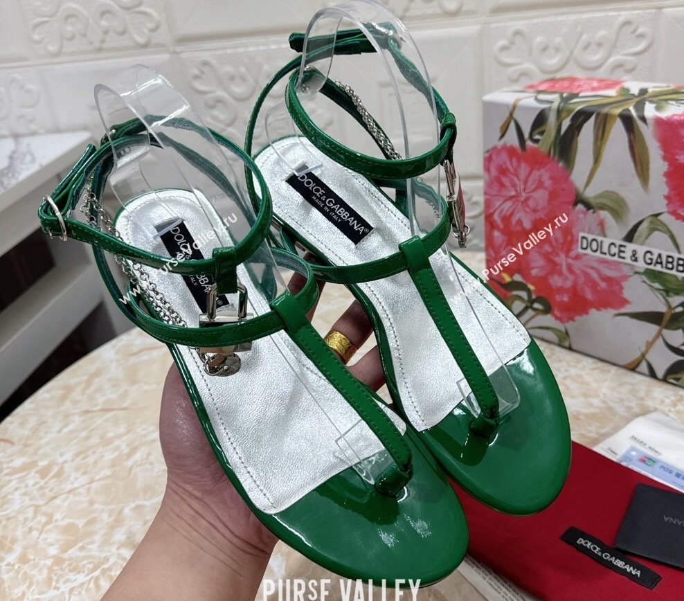 Dolce Gabbana Patent leather Flat Thong sandals Green with chain and charm 2024 (modeng-24032927)