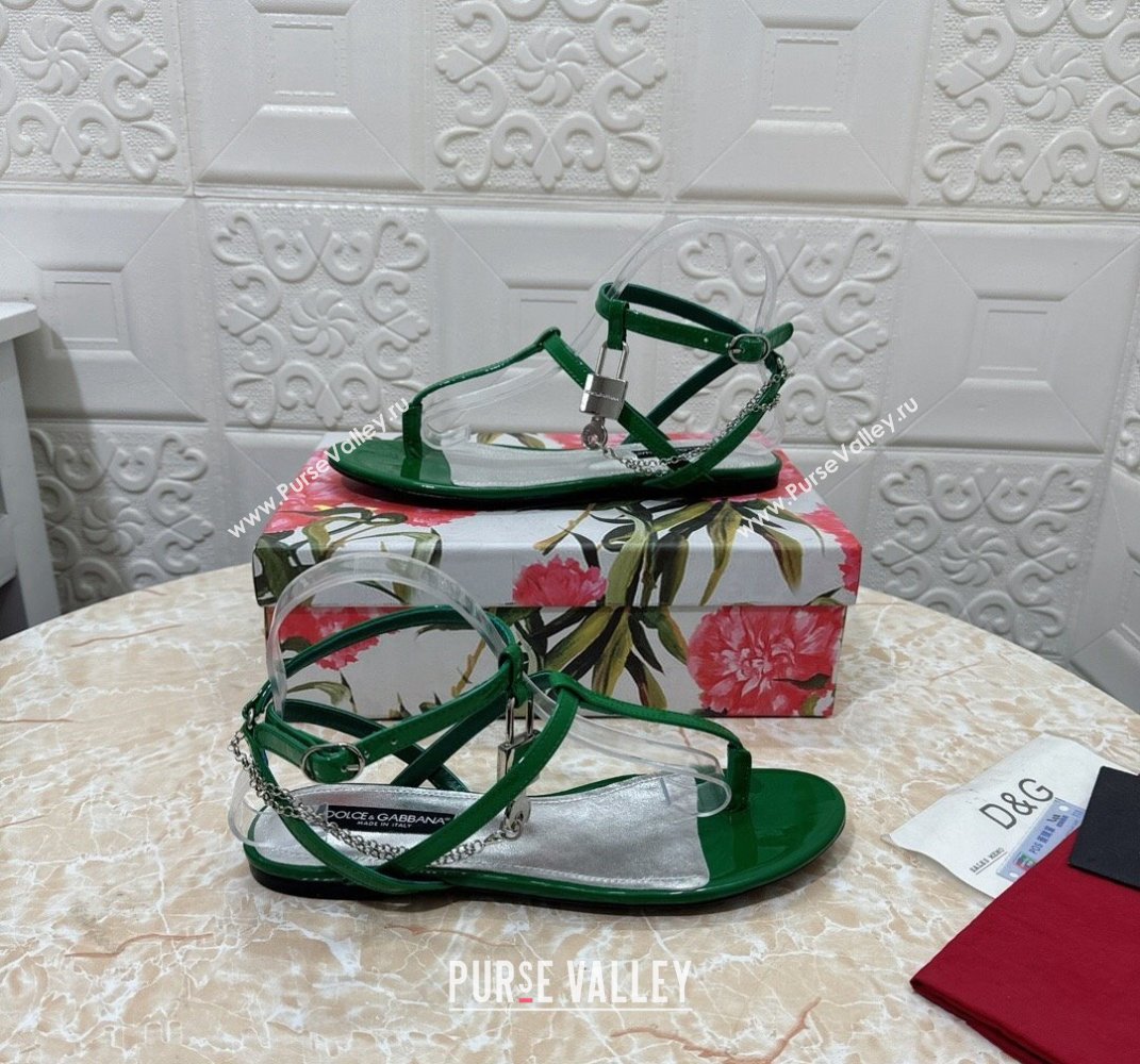 Dolce Gabbana Patent leather Flat Thong sandals Green with chain and charm 2024 (modeng-24032927)