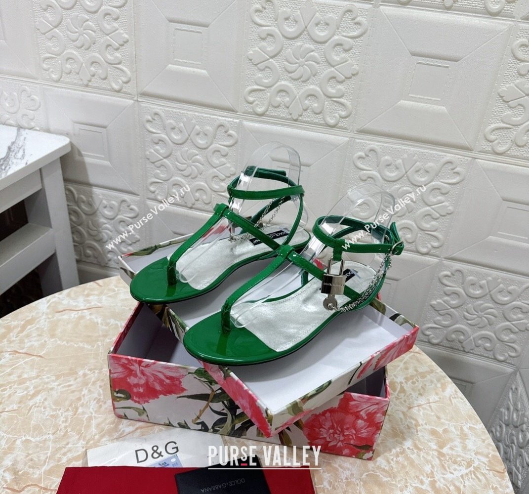 Dolce Gabbana Patent leather Flat Thong sandals Green with chain and charm 2024 (modeng-24032927)